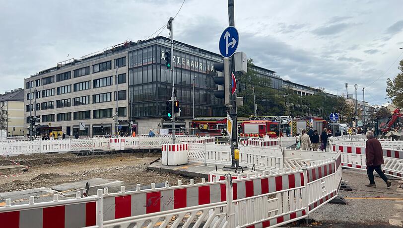 Für Fußgänger und Radler gleicht die Strecke durch die Fürstenrieder Straße einem Labyrinth. Absperrungsschranken weisen den Weg. Für Fußgänger und Radler gleicht die Strecke durch die Fürstenrieder Straße einem Labyrinth. Absperrungsschranken weisen den Weg.