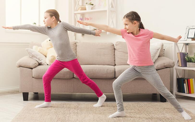 Das Sch&ouml;ne beim Kinderyoga ist, dass die Kleinen ihrer Fantasie freien Lauf lassen und ein Stuhl, ein Held oder eine Meerjungfrau sein k&ouml;nnen. Sie befreien sich von angestauten Emotionen, f&uuml;hlen sich durch die "Helden"-Pose stark und lassen Stress und Angst in der "Happy Baby"-Haltung los.