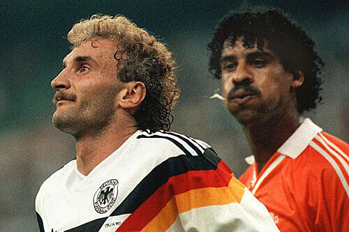Wer erinnert sich nicht an die Spuck-Attacke des Niederländers Frank Rijkaard im Achtelfinale der Fußball-Weltmeisterschaft 1990 auf Rudi Völler. Beide Spieler flogen vom Platz und die deutsch-holländische Rivalität hatte ein Ereignis mehr.