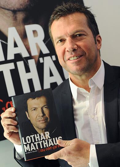 Rekordnationalspieler Lothar Matthäus hat am Donnerstag auf der Buchmesse seine Autobiografie &bdquo;Ganz oder gar nicht&ldquo; vorgestellt. Die Bilder aus Frankfurt.