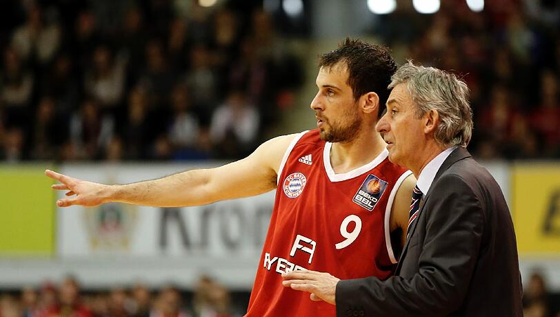 Yotam Halperin mit Bayern-Coach Svetislav Pesic. Yotam Halperin mit Bayern-Coach Svetislav Pesic.