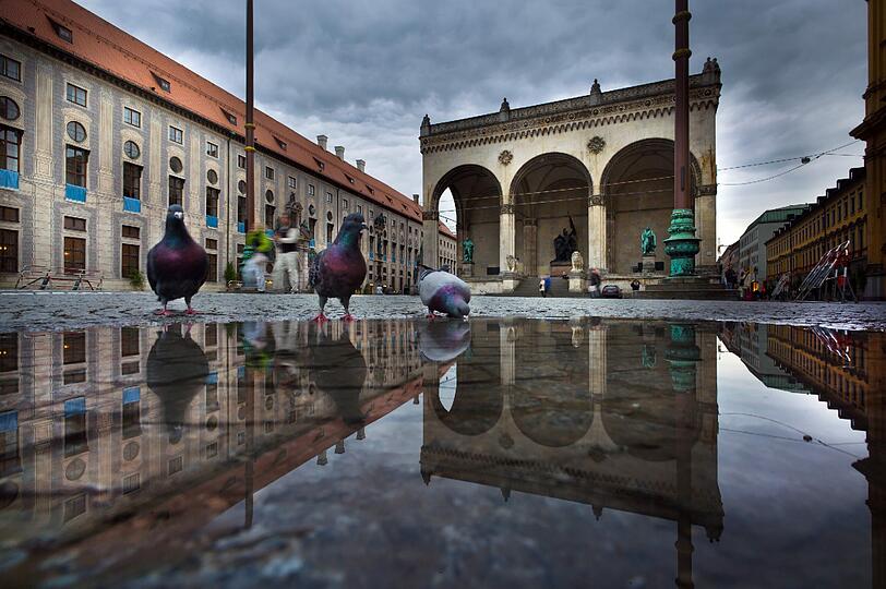 Nur ein kurzer Moment ohne Regen und sofort zeigt sich der Odeonsplatz in seiner ganzen Pracht.