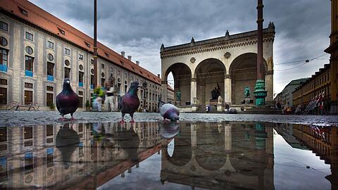 Nur ein kurzer Moment ohne Regen und sofort zeigt sich der Odeonsplatz in seiner ganzen Pracht.