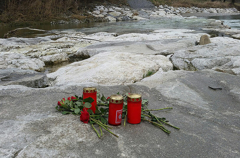 Angehörige und Anwohner trauern mit Kränzen und Kerzen um die Opfer des Zugunglücks.