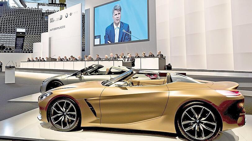 Der BMW-Vorstandsvorsitzende Harald Krüger spricht bei der Hauptversammlung. Im Vordergrund steht ein Z 4 Concept Car.