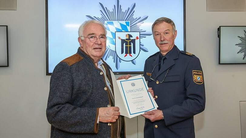 Ernst Hellgardt (l.) zeigt stolz seine Urkunde, die ihm von Polizeivizepräsident Werner Feiler überreicht wurde.