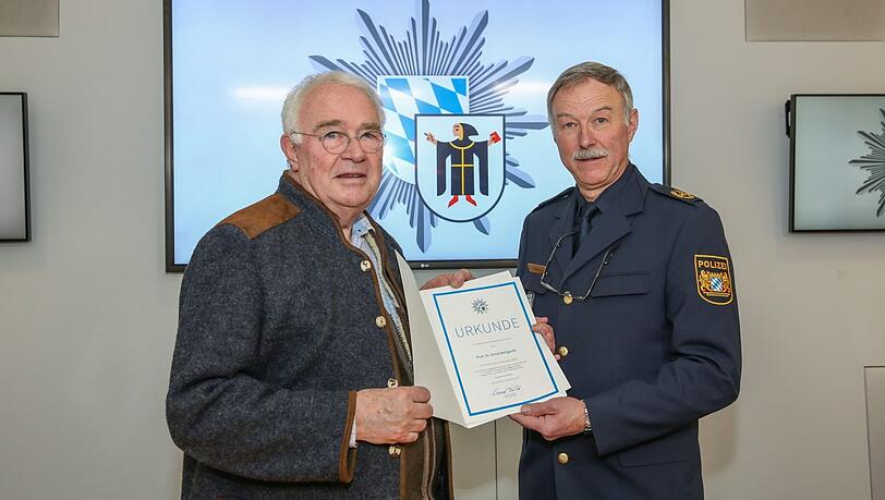Ernst Hellgardt (l.) zeigt stolz seine Urkunde, die ihm von Polizeivizepräsident Werner Feiler überreicht wurde.