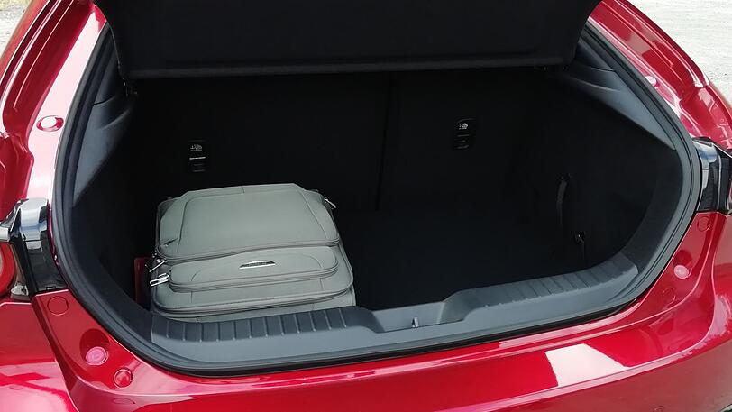 Der Kofferraum des Mazda3 ist ziemlich klein ausgefallen, die Ladekante ist hoch.