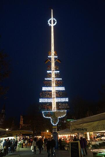 So hell leuchtet der Maibaum am Viktualienmarkt.
