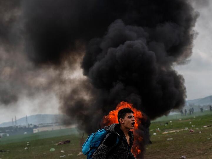 Dichte Rauchwolken stehen nach Zusammenstößen mit der Polizei nahe einem Flüchtlingslager im griechischen Dorf Diavata.