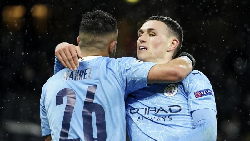 Riyad Mahrez(l) von Manchester City feiert mit seinem Teamkollegen Phil Foden. Riyad Mahrez(l) von Manchester City feiert mit seinem Teamkollegen Phil Foden.