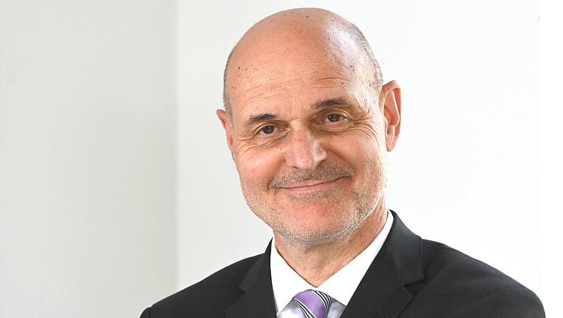 Peter Kremsner ist Infektiologe und Tropenmediziner vom Institut für Tropenmedizin, Reisemedizin und Humanparasitologie am Universitätsklinikum Tübingen. Peter Kremsner ist Infektiologe und Tropenmediziner vom Institut für Tropenmedizin, Reisemedizin und Humanparasitologie am Universitätsklinikum Tübingen.
