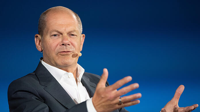 Olaf Scholz (SPD), Kanzlerkandidat und Bundesminister der Finanzen, spricht bei der Gesprächsreihe "Brigitte Live“.