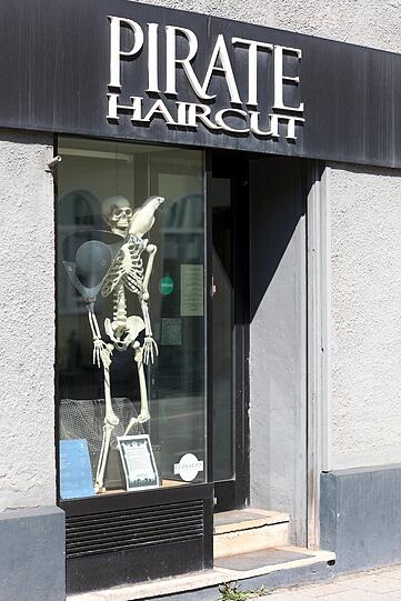 Knochentrockener Humor bei einem Coiffeur ...
