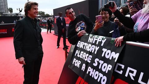 Fans beglückwünschen Tom Cruise zu seinem 61. Geburtstag auf dem roten Teppich bei der Premiere des neuen "Mission Impossible"-Films.