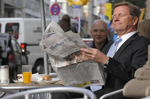 Guido Westerwelle sonnt sich im Erfolg. Doch allmählich wird auch er nervös.