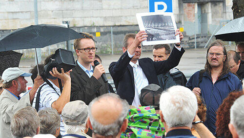 Nürnbergs OB Ulrich Maly und Hochbauamts-Projektleiter Robert Minge (mit Mikrofon) erklären den Bürgern, welche Baumaßnahmen am maroden ehemaligen Reichsparteitags-Gelände erforderlich sind. Nürnbergs OB Ulrich Maly und Hochbauamts-Projektleiter Robert Minge (mit Mikrofon) erklären den Bürgern, welche Baumaßnahmen am maroden ehemaligen Reichsparteitags-Gelände erforderlich sind.