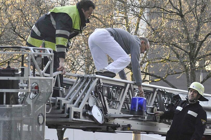 Spektakulärer Polizei-Einsatz in Neuperlach: Ein bewaffneter Mann hatte in einer Praxis Patienten und Arzthelferinnen bedroht und konnte im Laufe des Nachmittags vom SEK überwältigt werden. Das Motiv des 51-Jährigen ist noch unklar - die Bilder.