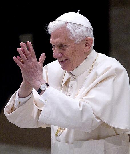 Papst Benedikt XVI. in der Audienzhalle Paolo VI im Vatikan bei seiner voraussichtlich letzten Generalaudienz. Es ist das erste Mal, dass sich der Pontifex nach seiner historischen Rücktrittankündigung vom Montag den Gläubigen zeigt. Die Bilder.