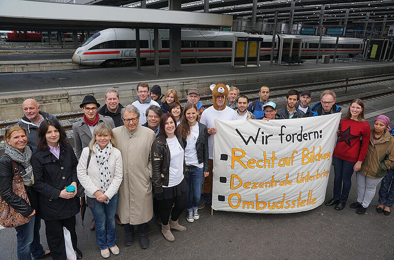 Rund 200 Demonstranten setzen anlässlich des Weltflüchtlingstags ein Zeichen für Willkommenskultur.