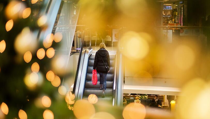Je früher, desto leerer: 71 Prozent der Münchner kaufen inzwischen erst im Dezember ihre Geschenke – acht Prozent sogar erst am Heiligabend oder am Tag davor. Je früher, desto leerer: 71 Prozent der Münchner kaufen inzwischen erst im Dezember ihre Geschenke – acht Prozent sogar erst am Heiligabend oder am Tag davor.
