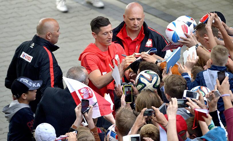Der Torjäger ist da! Bayern-Profi Robert Lewandowski ist im EM-Trainingslager der polnischen Nationalelf angekommen. Die Bilder.