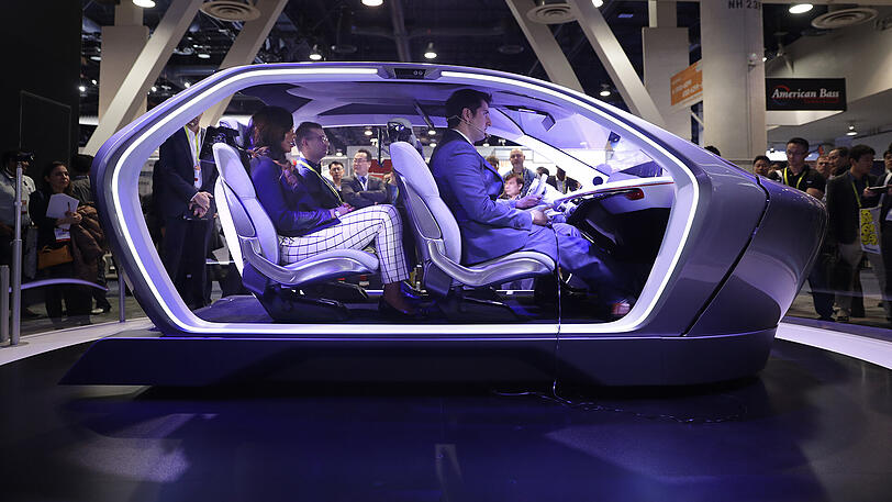 Besucher sitzen im selbstfahrenden Konzeptwagen «Portal» von Chrysler bei der Technikmesse CES in Las Vegas (USA).