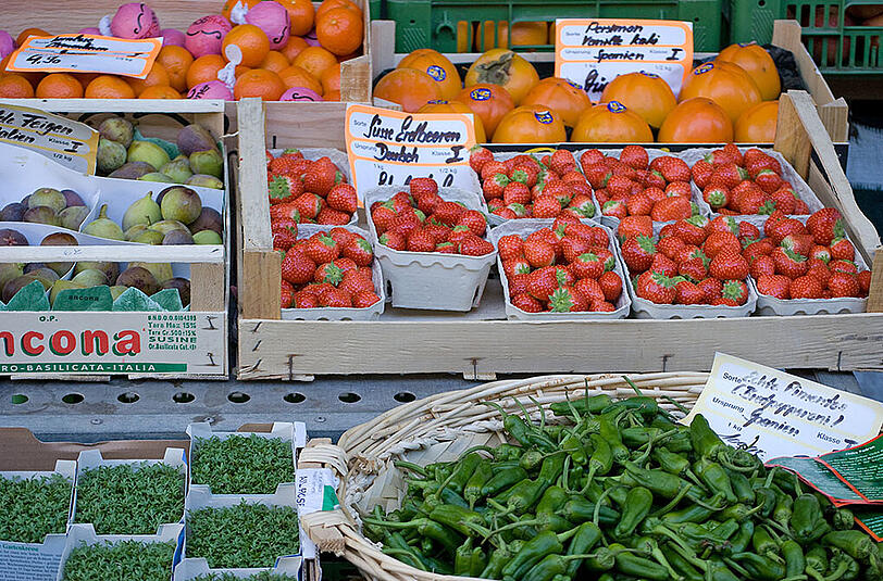 Das Auge isst mit: frisches Obst und Gemüse am Viktualienmarkt.