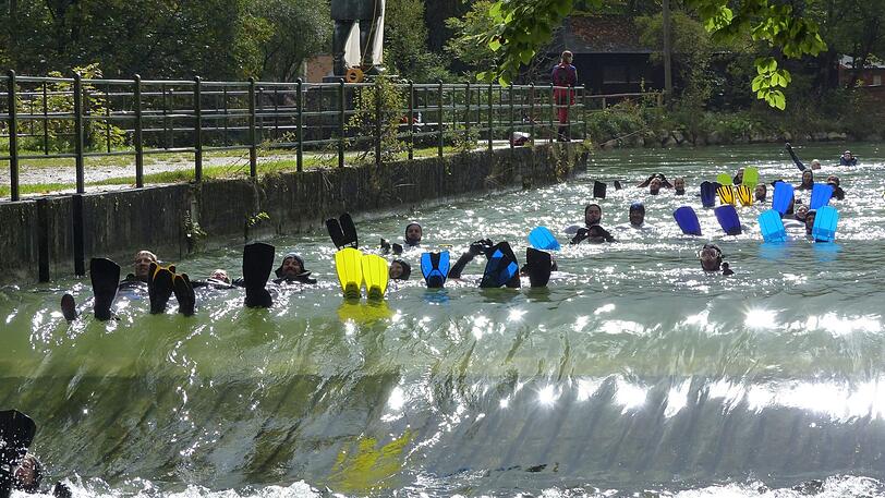 Rein in die Flossen, dann rein in die Fluten: Am Samstag treiben Unerschrockene wieder die Isar herunter bis zur Floßlände.