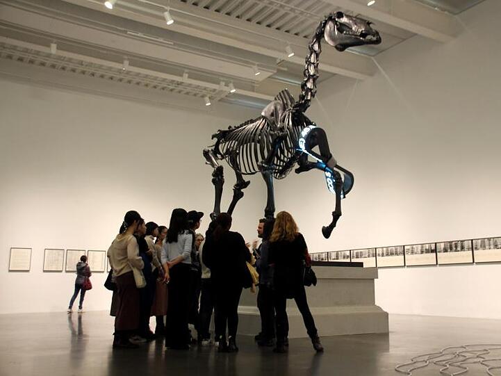 Das Werk "Gift Horse" von Hans Haacke in New York.