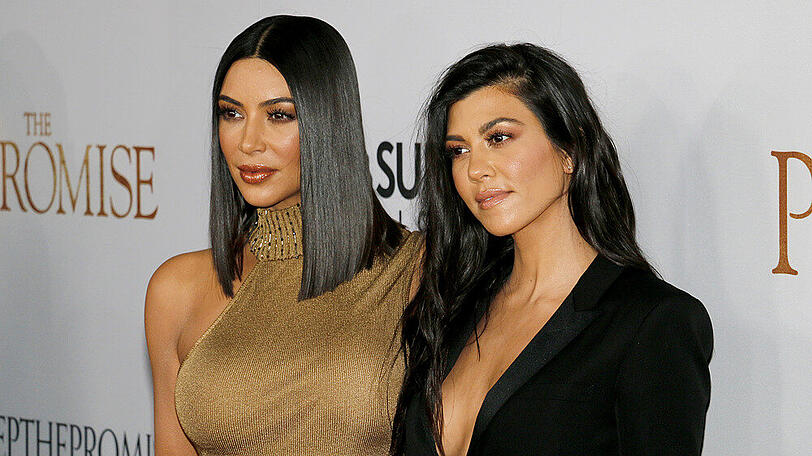 Kim Kardashian West (l.) und Schwester Kourtney Kardashian bei einem Event.