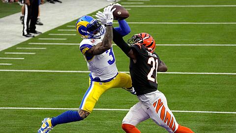 Odell Beckham Jr. (l) von den Los Angeles Rams erzielt den ersten Touchdown der Partie.