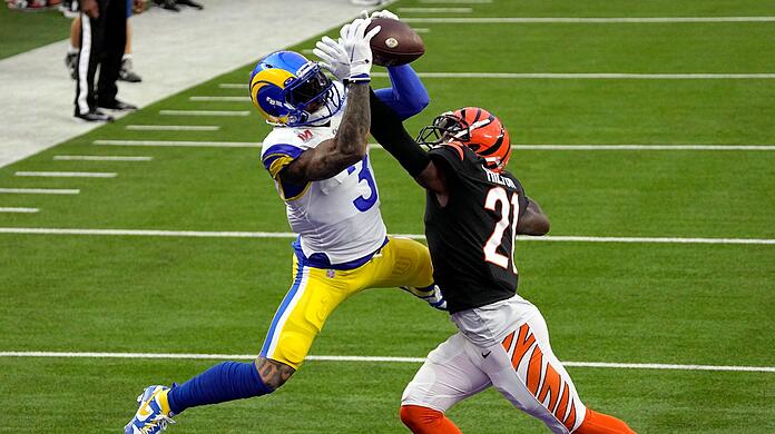 Odell Beckham Jr. (l) von den Los Angeles Rams erzielt den ersten Touchdown der Partie.