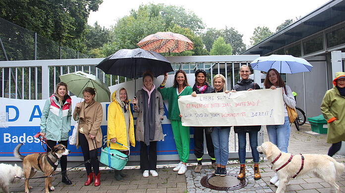Die Gruppe um Nicole Ehrenschneider (r.) und Tanja Schütz (Mitte, in Grün) haben eine klare Forderung: "Öffnen Sie bitte das Dantebad!"