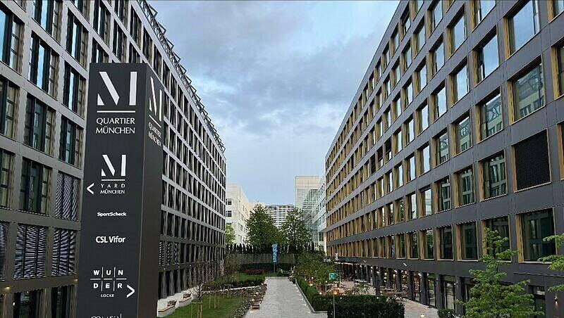 Auch im Innenhof des M-Quartier sind die Nachbarn immer herzlich willkommen. Der herrlich begrünte Innenhof ist für jedermann öffentlich zugänglich. Auch im Innenhof des M-Quartier sind die Nachbarn immer herzlich willkommen. Der herrlich begrünte Innenhof ist für jedermann öffentlich zugänglich.