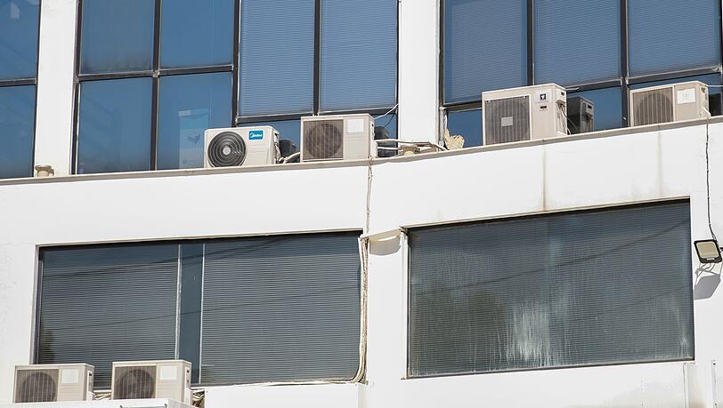 In Deutschland nach wie vor ein eher seltener Anblick: Außengeräte von Klimaanlagen an der Fassade eines Bürogebäudes. (Archivbild)