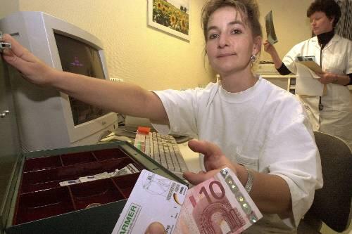 Eine Sprechstundengehilfin kassiert die Praxisgebühr: Wer einen Hausarzttarif abschließt, kann das Geld behalten. Auch sonst gibt es Sparmöglichkeiten.
