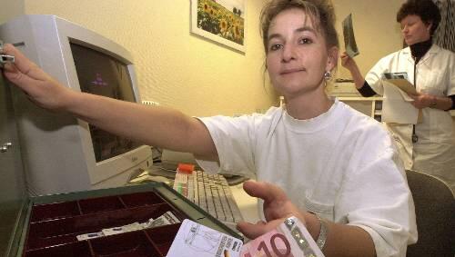 Eine Sprechstundengehilfin kassiert die Praxisgebühr: Wer einen Hausarzttarif abschließt, kann das Geld behalten. Auch sonst gibt es Sparmöglichkeiten. Eine Sprechstundengehilfin kassiert die Praxisgebühr: Wer einen Hausarzttarif abschließt, kann das Geld behalten. Auch sonst gibt es Sparmöglichkeiten.