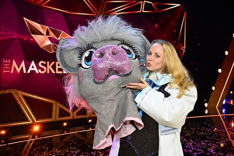 Zufall, dass beide Namen mit "Schw" beginnen? Prof. Dr. Dr. Schweinstein wurde als Schauspielerin Jasmin Schwiers enttarnt. Zufall, dass beide Namen mit "Schw" beginnen? Prof. Dr. Dr. Schweinstein wurde als Schauspielerin Jasmin Schwiers enttarnt.