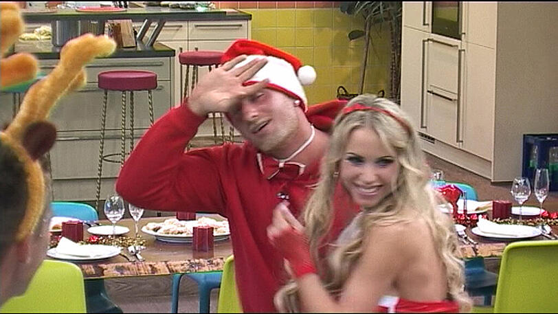 Niemand anderes als Ex-Bewohnerin Annina kommt ins Haus geschneit und überrascht die weihnachtlich gekleideten Bewohner. Ziemlich heiß!