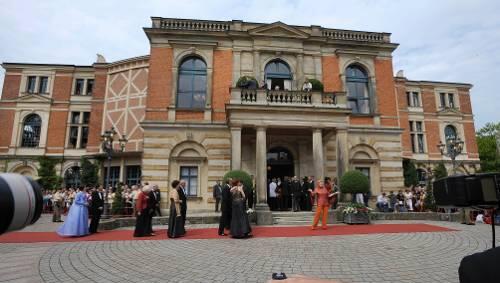 Wagner für Kinder – ja, das geht. Die AZ und Audi bringen eine ganze Schulklasse mit Betreuern zur Premiere nach Bayreuth. (Symbolbild Festspielhaus) Wagner für Kinder – ja, das geht. Die AZ und Audi bringen eine ganze Schulklasse mit Betreuern zur Premiere nach Bayreuth. (Symbolbild Festspielhaus)