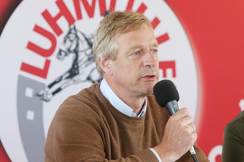 Michael Spethmann, Mitveranstalter des Vielseitigkeitsturniers, spricht am 14.06.2014 in Luhmühlen (Niedersachsen) während einer Pressekonferenz. Die deutsche Vielseitigkeitsreiterei trauert um Benjamin Winter. Der Dortmunder starb nach einem Sturz bei der Vier-Sterne-Gelände Prüfung in Luhmühlen. Foto: Philipp Schulze/dpa