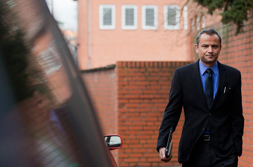 Der Kinderporno-Prozess um Sebastian Edathy ist beendet: Der Angeklagte verlässt das Gericht in Verden.