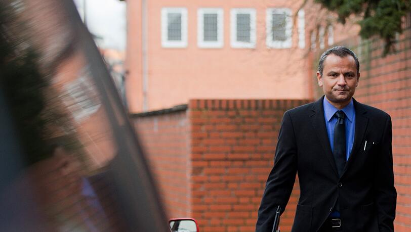Der Kinderporno-Prozess um Sebastian Edathy ist beendet: Der Angeklagte verlässt das Gericht in Verden. Der Kinderporno-Prozess um Sebastian Edathy ist beendet: Der Angeklagte verlässt das Gericht in Verden.