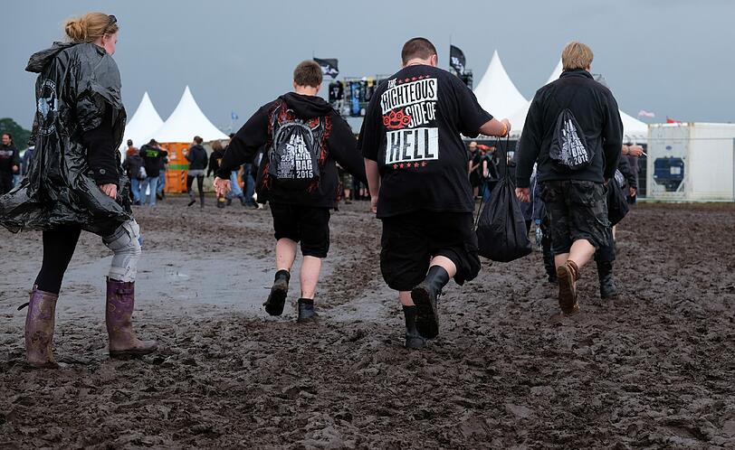 So ein Dreck! Das Wacken Open Air 2015 wird wohl ein schlammiges Unterfangen werden. Am Donnerstag geht's offiziell los, die ersten Metalfans sind schon da. Die Bilder aus Wacken.