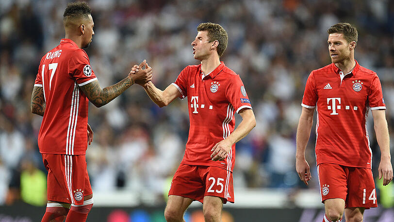 Geschlagen: Die Bayern-Stars Jerome Boateng, Thomas Müller und Xabi Alonso (von links).