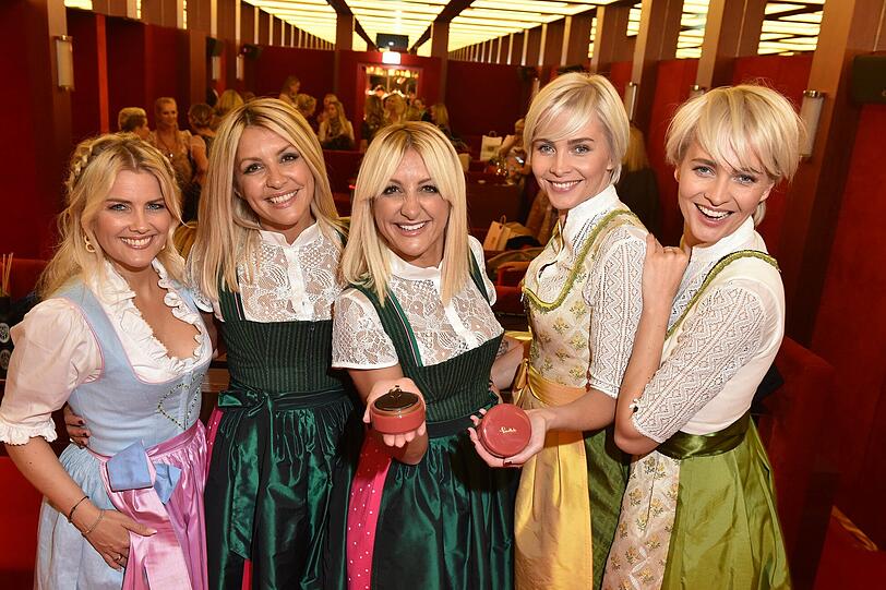 Jennifer Knäble, Ayse Auth mit Schwester Hatice Nizam (Gastgeberinnen Haarwerk) mit Nina und Julia Meise