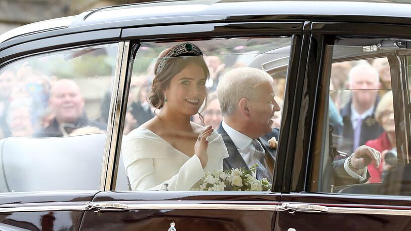 Die Braut, Prinzessin Eugenie (l) und ihr Vater Prinz Andrew kommen im Auto zur Hochzeit von Prinzessin Eugenie und Jack Brooksbank an der St.-Georges-Kapelle von Schloss Windsor an.