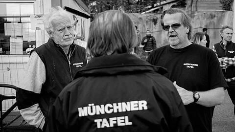 Walter (r.) mit zwei Tafel-Kollegen am Käfig.