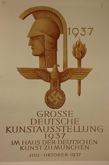 1937: "Große Deutsche Kunstausstellung" mit Hakenkreuz im "Haus der Deutschen Kunst". In der Eröffnungsrede erklärt Adolf Hitler sein Verständnis von "Deutscher Kunst", die künftig als einzige öffentlich zugelassen werde.